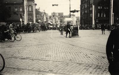 845732 Gezicht op de kruising op de Smakkelaarsbrug over de Leidsche Rijn te Utrecht met links Duitse militairen met ...